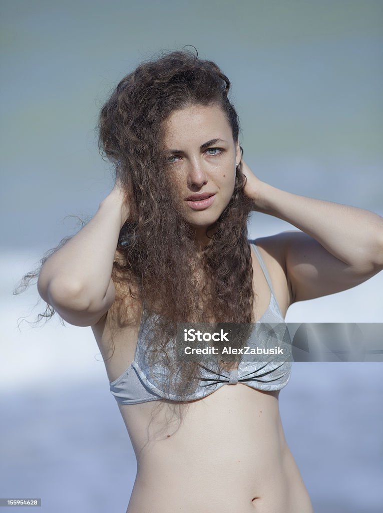 Atractiva mujer joven en el mar - Foto de stock de 20 a 29 años libre de derechos