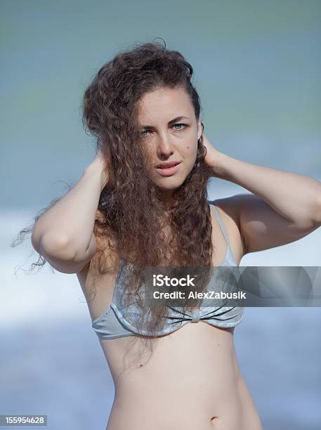 Atractiva Mujer Joven En El Mar Foto de stock y más banco de imágenes de 20 a 29 años - 20 a 29 años, 20-24 años, Adulto