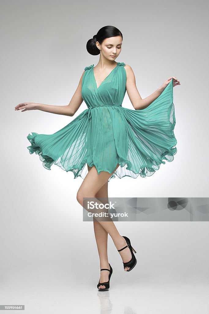 brunette in abito color ottanio - Foto stock royalty-free di Vestito da donna