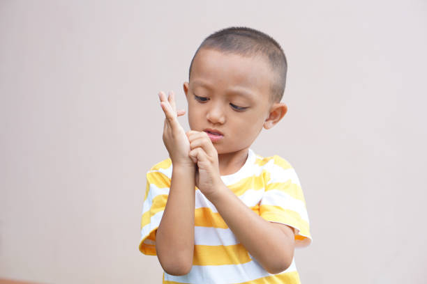 istock boy has itchy skin on the hands. 1559571855