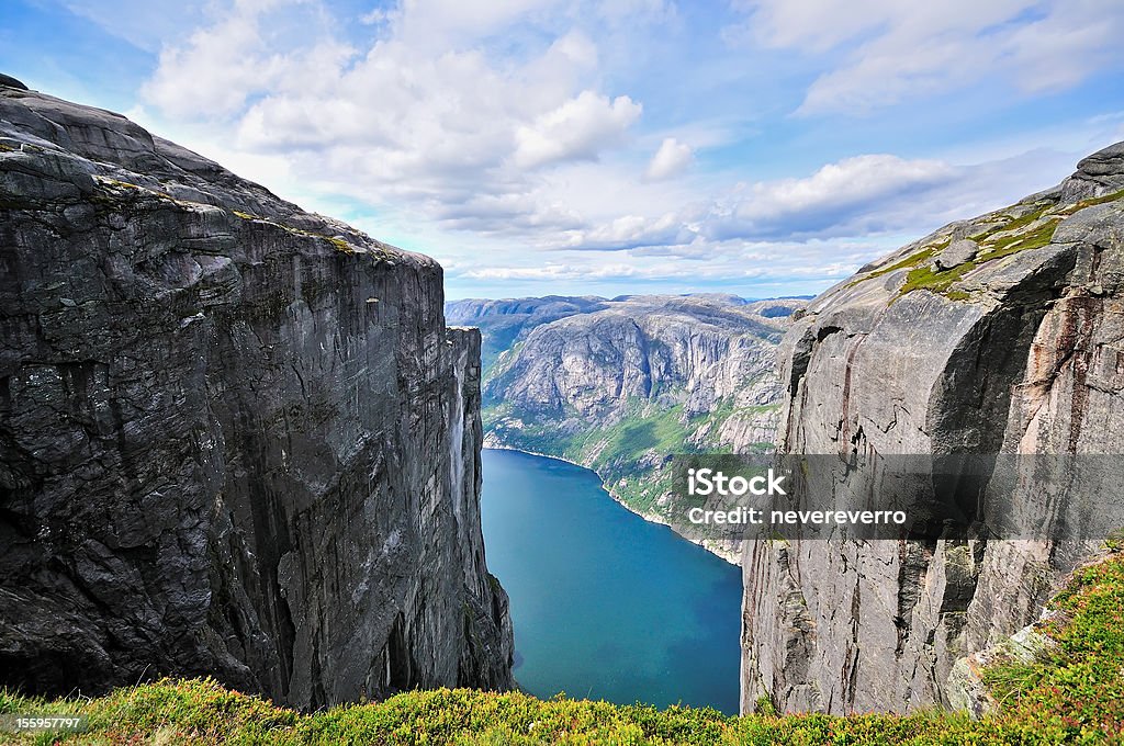 Vista de Lysefjord de montanha Kjerag, Noruega - Foto de stock de Azul royalty-free