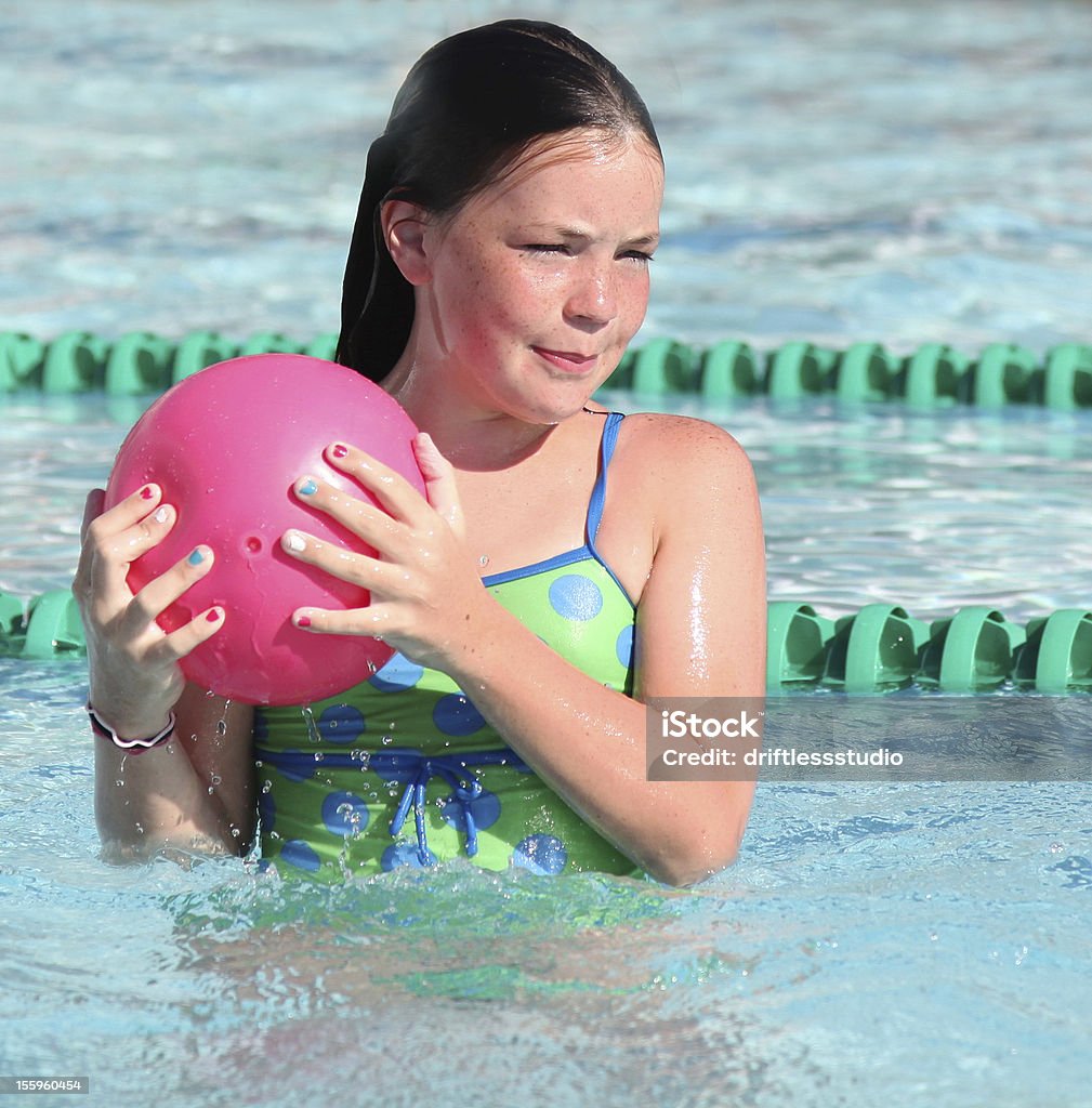 Chica con suntan en la piscina - Foto de stock de 12-13 años libre de derechos