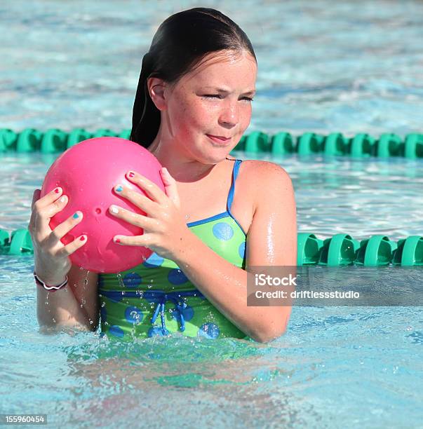 Chica Con Suntan En La Piscina Foto de stock y más banco de imágenes de 12-13 años - 12-13 años, Actividad, Adolescente