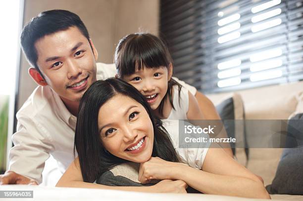 Familia Asiática Y Estilo De Vida Foto de stock y más banco de imágenes de Acogedor - Acogedor, Adulto, Alegre