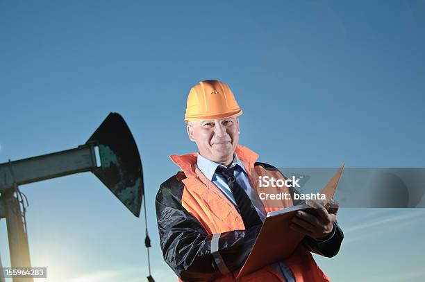 Ingegnere In Un Campo Petrolifero - Fotografie stock e altre immagini di Adulto - Adulto, Affari, Ambientazione esterna