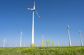 windpark-in-einem-landwirtschaftlich-genutzten-gebiet.jpg?b=1&s=170x170&k=20&c=Bf3caDGe9S3jruVSxgyeC16U4IMl7Ak2rgWw8LCAB8c=