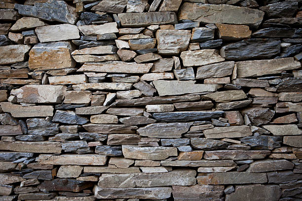 piedras en capas para formar una pared - retaining wall fortified wall surrounding wall stone wall fotografías e imágenes de stock
