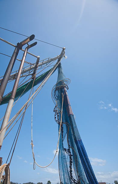 nets suspension de bateau de pêche de l'habillage. - yamba photos et images de collection