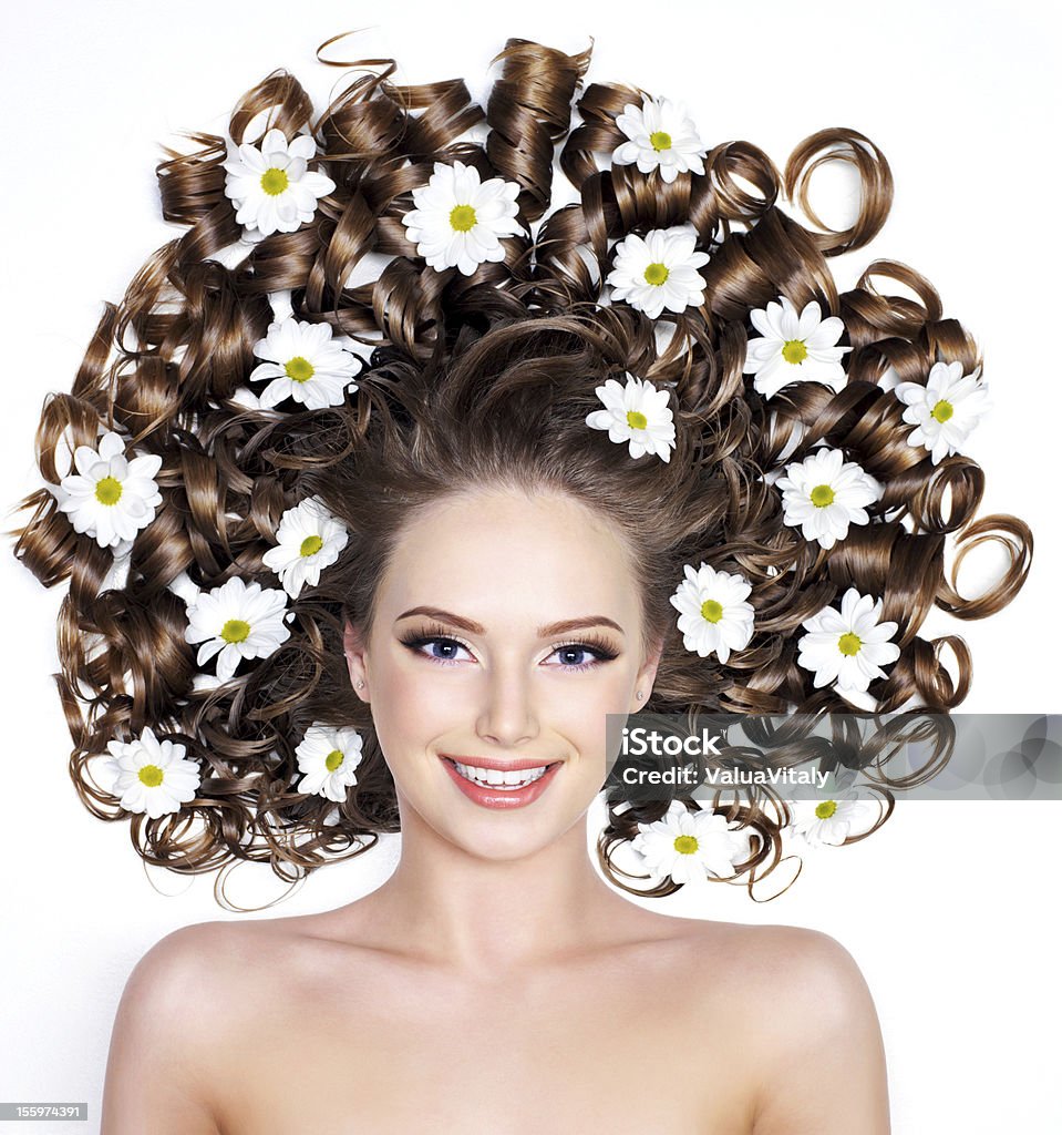 Femme souriante avec des fleurs dans les cheveux - Photo de Femmes libre de droits