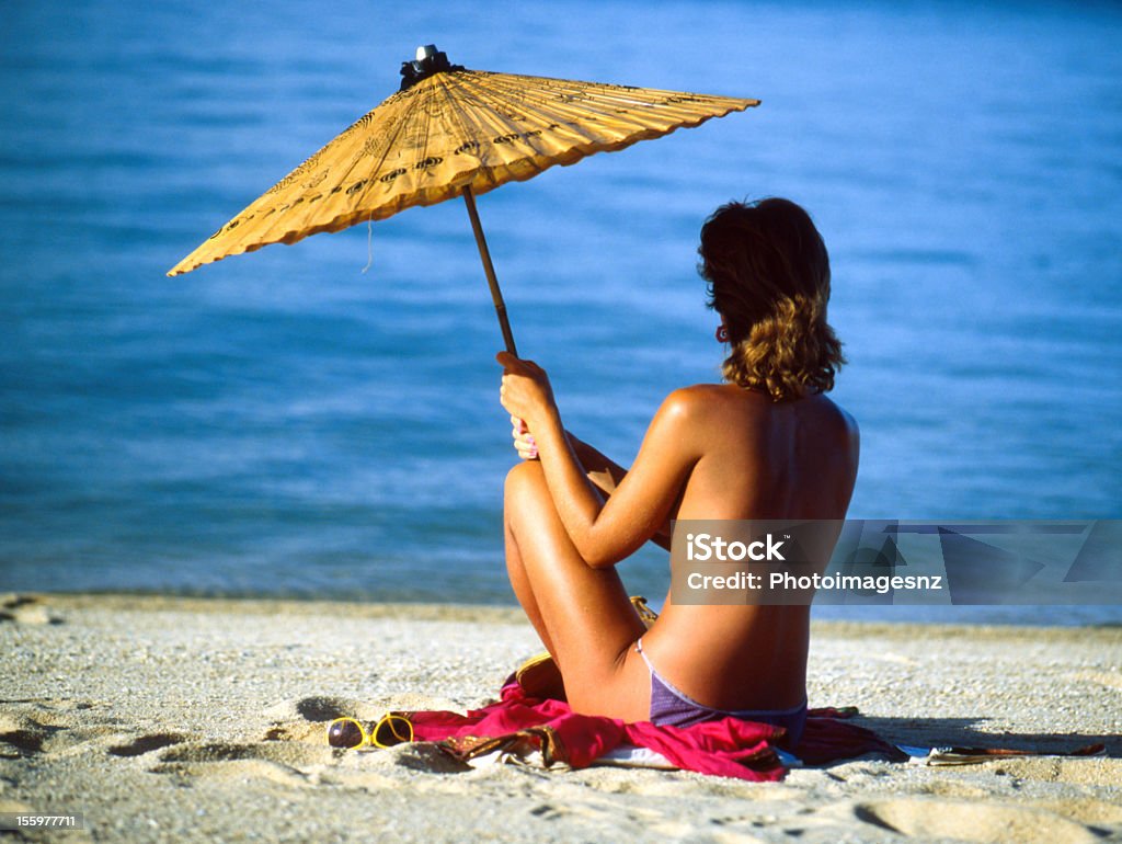 lady na plaży w umbrella.Thailand. - Zbiór zdjęć royalty-free (Bikini)