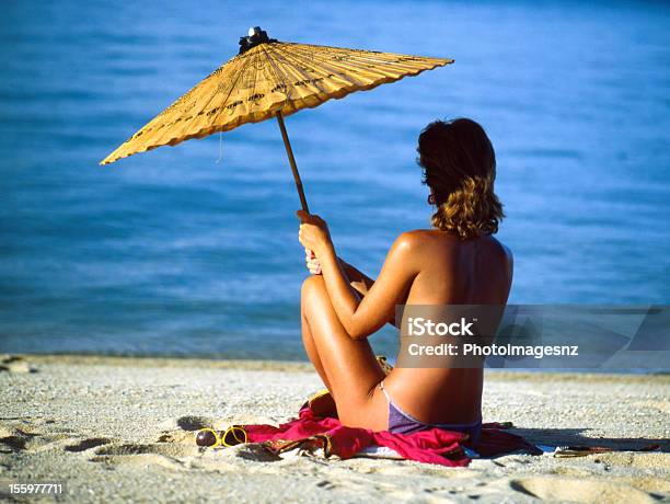 Lady Na Plaży W Umbrellathailand - zdjęcia stockowe i więcej obrazów Bikini - Bikini, Dorosły, Dzień