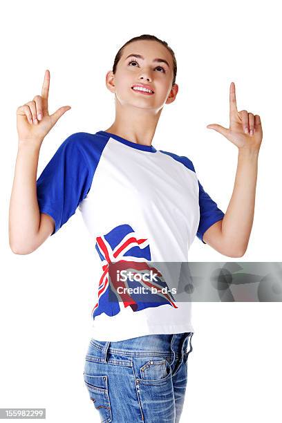 Foto de Garota Adolescente Apontando Para Cima No Espaço Para Texto e mais fotos de stock de Bandeira da Grã-Bretanha