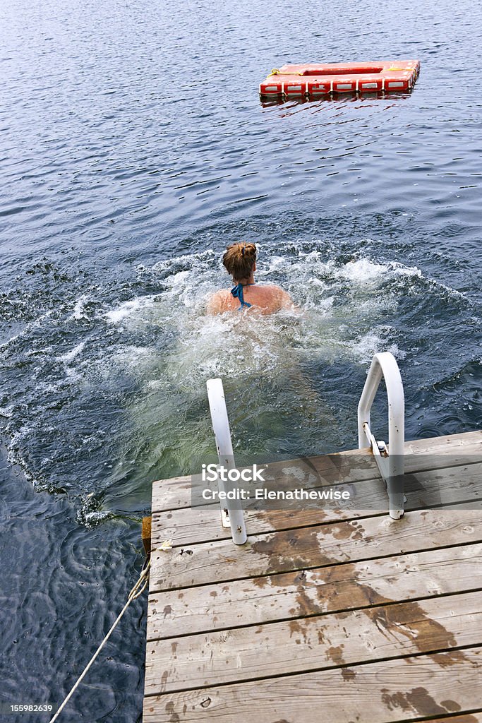 Menina adolescente Nadando no lago - Royalty-free Adolescente Foto de stock