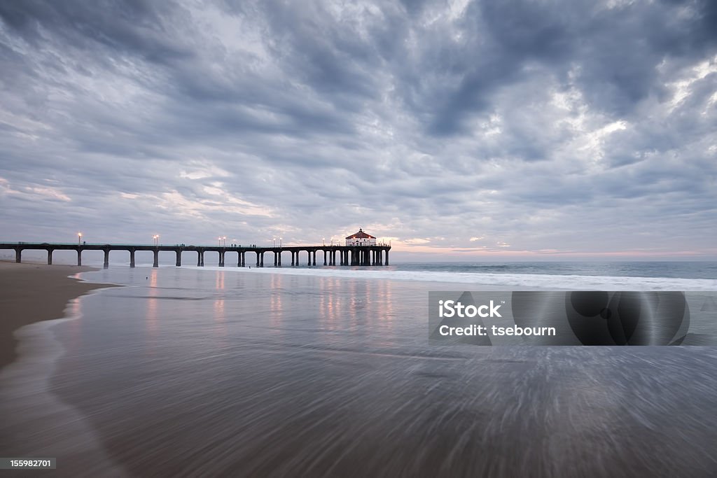 Manhattan Beach Pier grande angular de tempestade - Foto de stock de Pier da Praia de Manhattan royalty-free