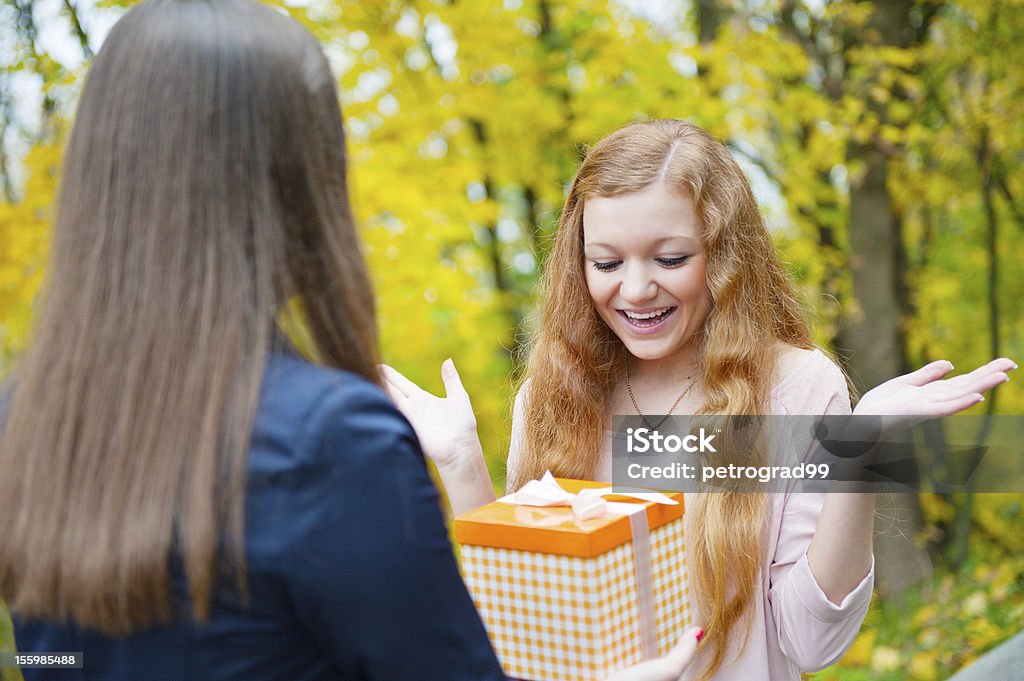 Belle fille accepter un cadeau - Photo de Adolescent libre de droits