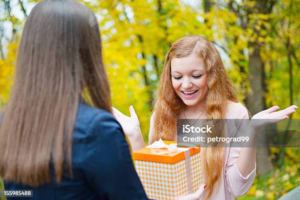 Foto de Linda Garota Aceitar Um Presente e mais fotos de stock de Adolescente - Adolescente, Adolescentes Meninas, Adulto