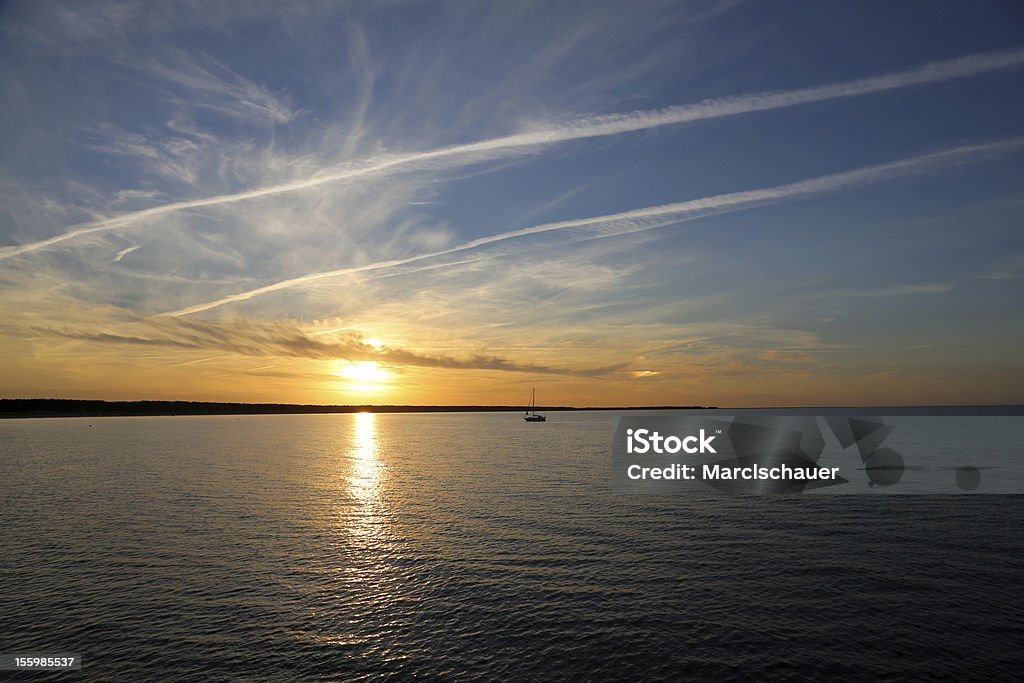 Sol para baixo no Mar Báltico - Foto de stock de Azul royalty-free