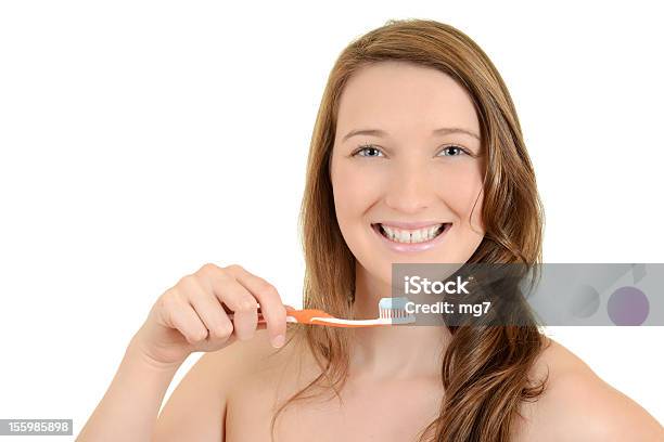 Teen Girl Con Cepillo De Dientes Foto de stock y más banco de imágenes de 16-17 años - 16-17 años, Adolescente, Adulto