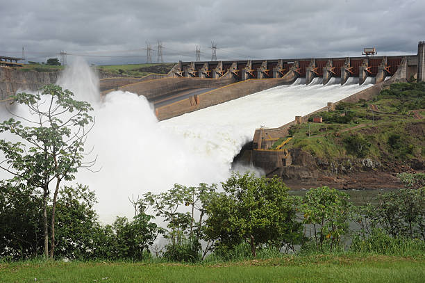 les centrales hydroélectriques barrage d'itaipu - itaipu dam photos et images de collection