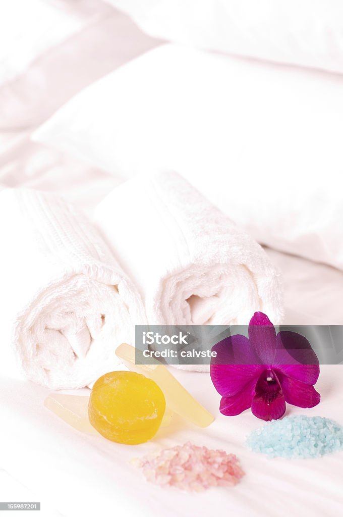 Escapada de Spa con orquídeas, jabón y el salt primer plano - Foto de stock de Almohada libre de derechos