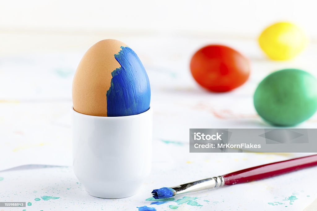 Pintura huevos de Pascuas - Foto de stock de Amarillo - Color libre de derechos