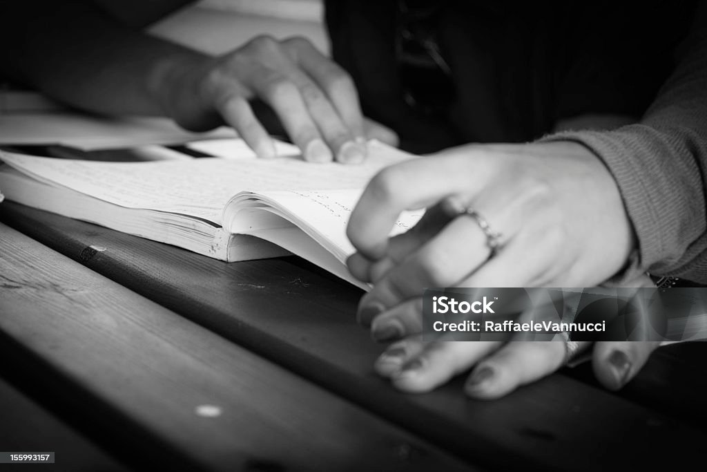 Mani e libri - Foto de stock de Adolescencia libre de derechos