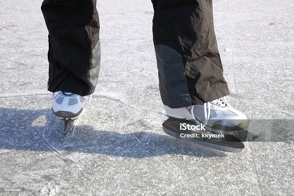 Pista di pattinaggio sul ghiaccio all'aperto pond congelamento inverno - Foto stock royalty-free di Ambientazione esterna