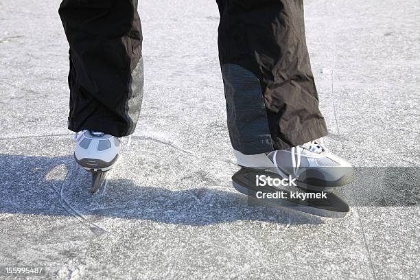 Pista Di Pattinaggio Sul Ghiaccio Allaperto Pond Congelamento Inverno - Fotografie stock e altre immagini di Ambientazione esterna