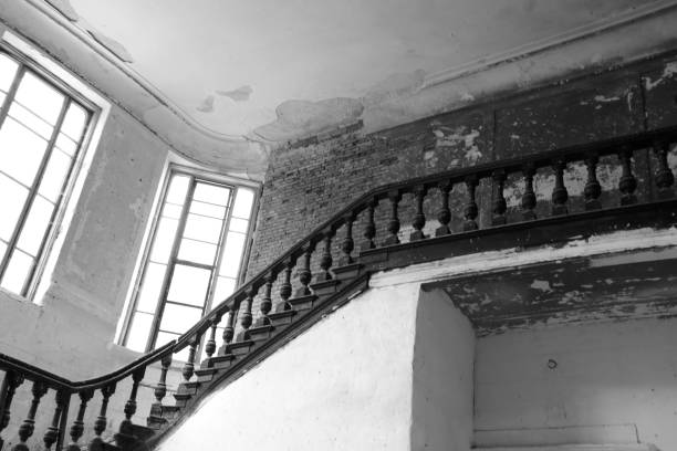 istock Old abandoned building, unsuitable housing for life, devastation. 1559982043