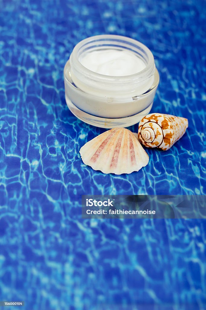 moisturizing solar com mar e Conchas em fundo de água - Royalty-free Beleza Foto de stock