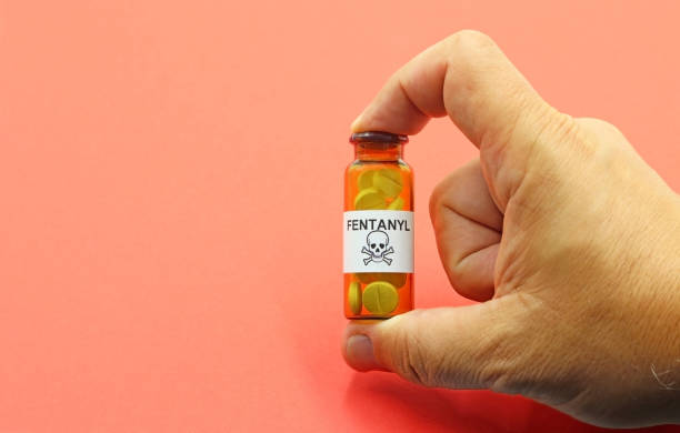 hand showing a bottle of fentanyl pills, a powerful opioid that can cause death by overdose. - shooting up imagens e fotografias de stock