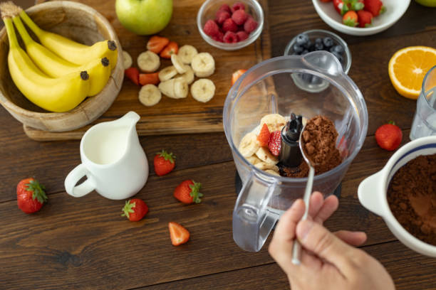 健康的な夏のフルーツカクテルの上面図コピースペースを調理する男性 - blueberry smoothie milk shake drink ストックフォトと画像