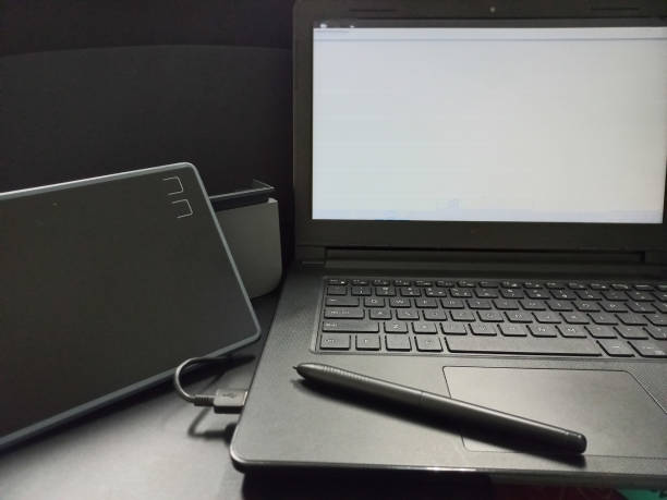 графический планшет для рисования с цифровым пером. - digital tablet digitized pen laptop black стоковые фото и изображения