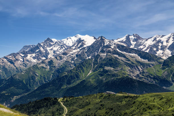 istock Mont-Blanc, seen from Beaufortain 1560089539