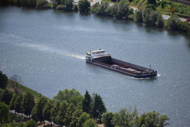 offenes frachtschiff auf der mosel - open country stock-fotos und bilder