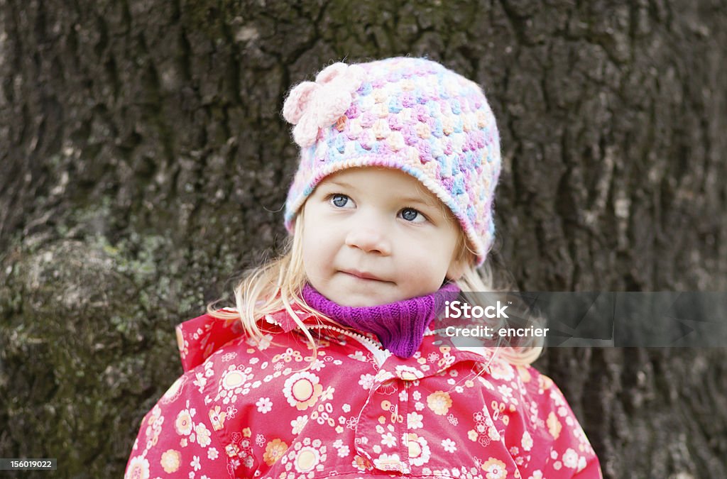 Dreamy Маленькая девочка на открытом воздухе в Осень - Стоковые фото 12-17 месяцев роялти-фри