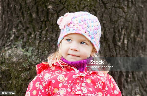 Dreamy Маленькая Девочка На Открытом Воздухе В Осень — стоковые фотографии и другие картинки 12-17 месяцев