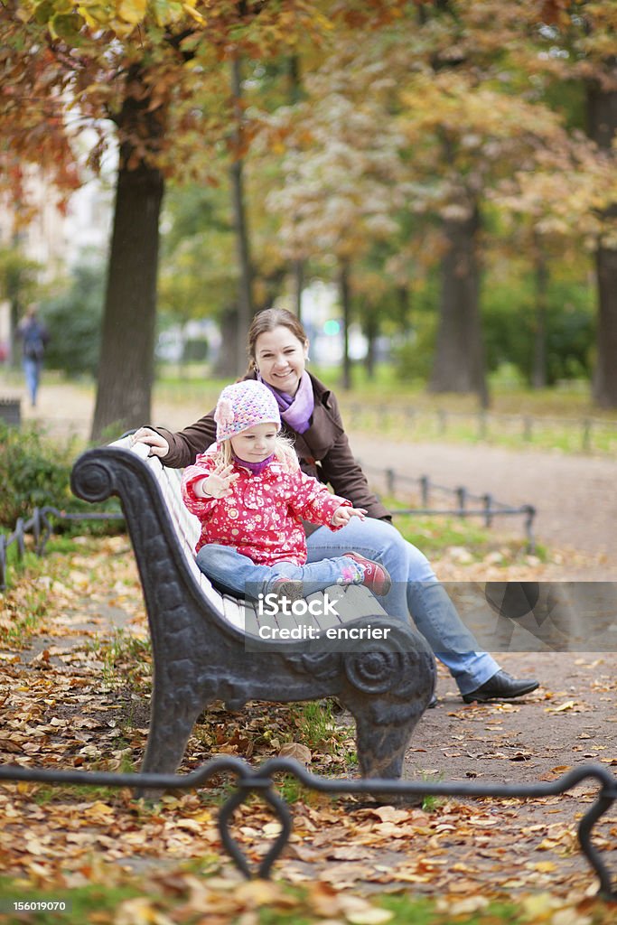 구슬눈꼬리 및 그의 사랑스러운 딸이다 앉아 벤��치 - 로열티 프리 가족 스톡 사진