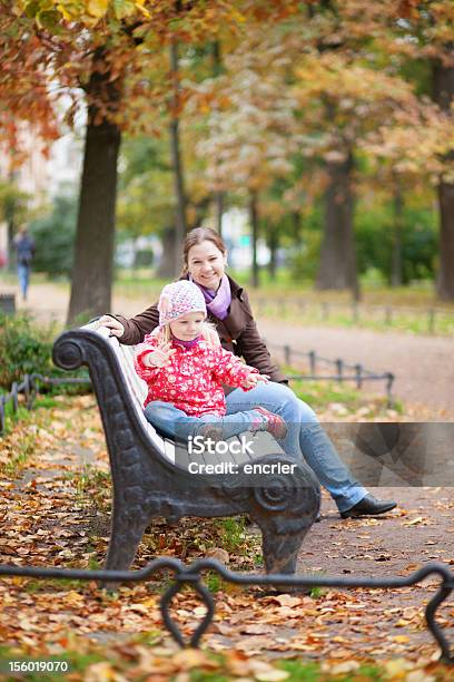 구슬눈꼬리 및 그의 사랑스러운 딸이다 앉아 벤치 가족에 대한 스톡 사진 및 기타 이미지 - 가족, 10월, 12-17 개월