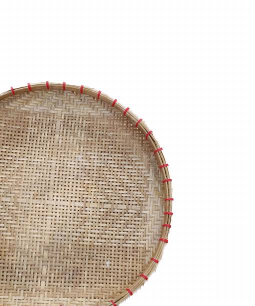 une photographie d’un gros plan d’une raquette de tennis avec un fond blanc, un gros plan d’une raquette de tennis avec une ficelle rouge. - racket string photos et images de collection