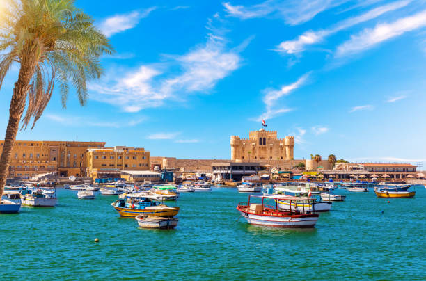 port d’alexandrie, bateaux près du fort de qaitbay, pointe du célèbre phare, égypte - alexandrie photos et images de collection