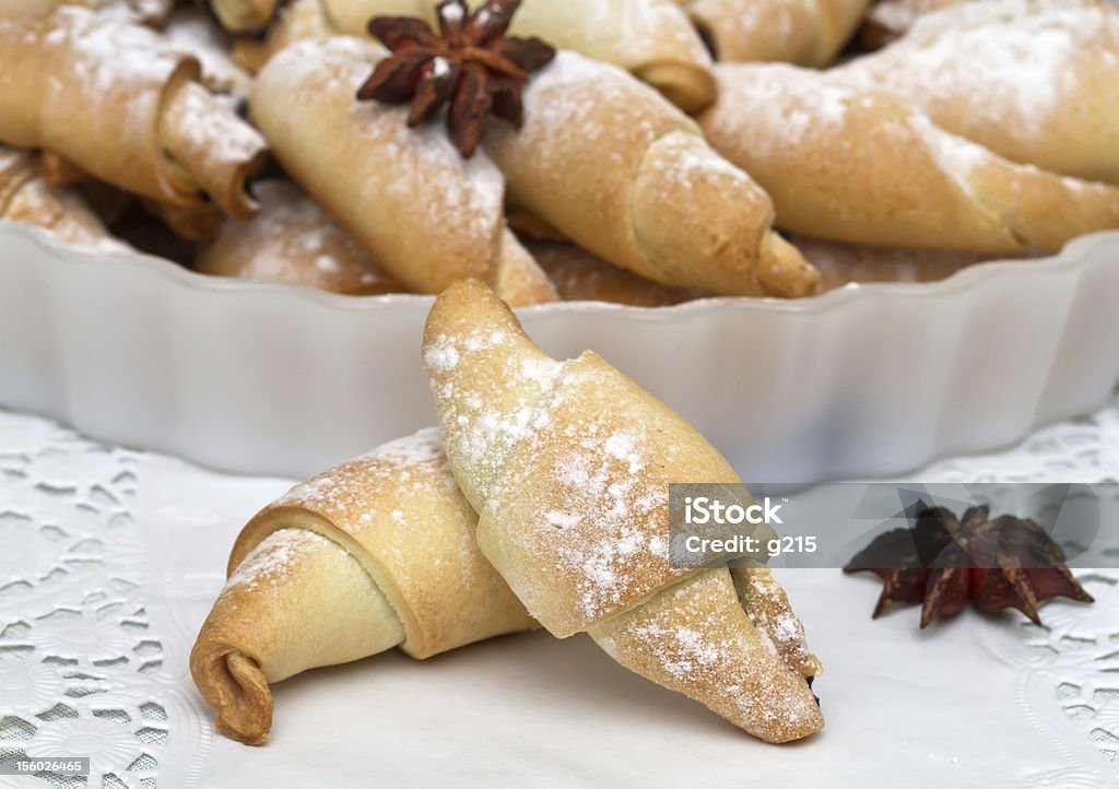 Frisch gebackene croissants mit Puderzucker. - Lizenzfrei Brotsorte Stock-Foto