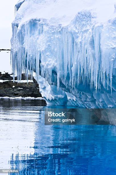 Iceberg Antártico Foto de stock y más banco de imágenes de Agua - Agua, Aire libre, Alto - Descripción física