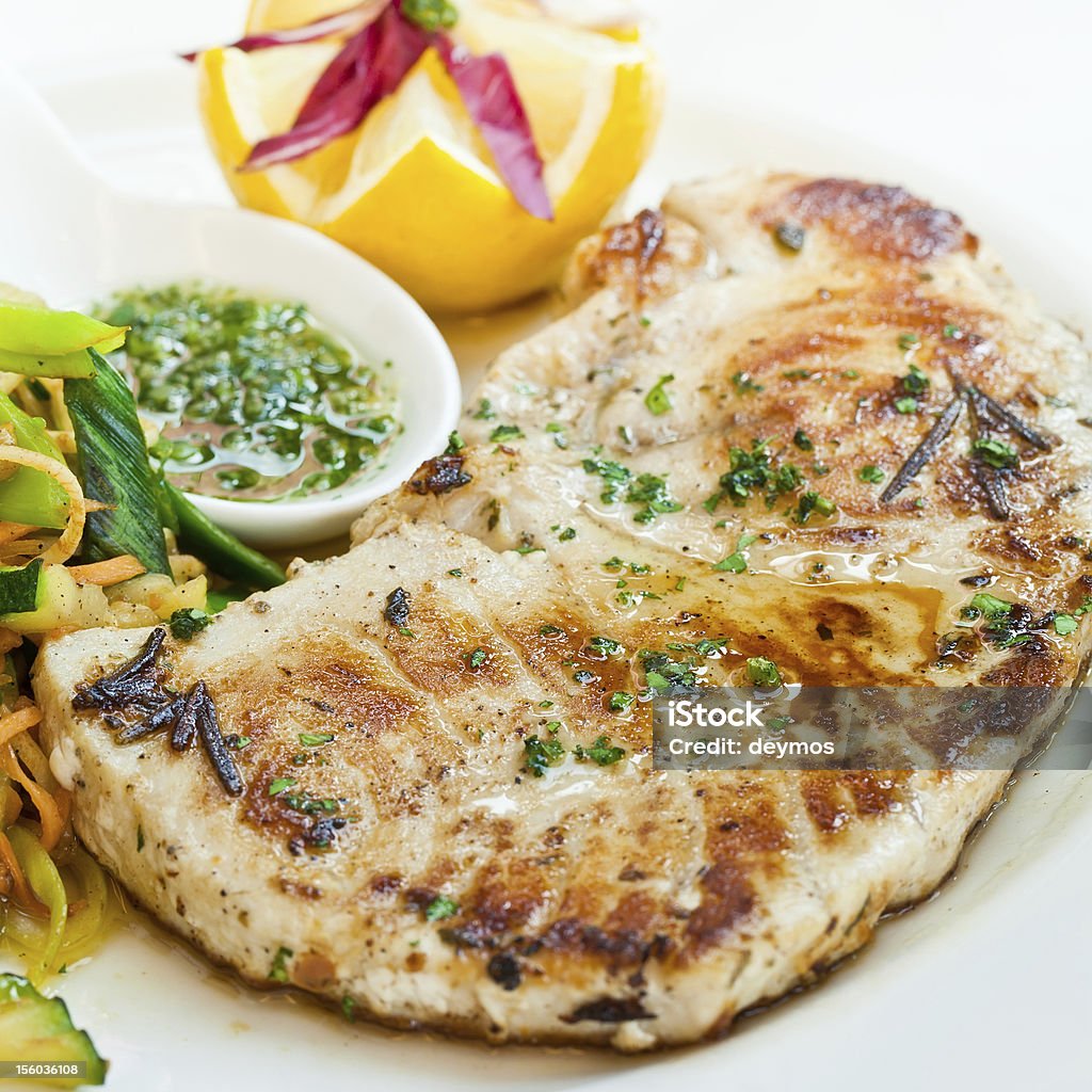 Sworfish steak vom Grill mit gedünstetem Gemüse und Gewürze - Lizenzfrei Schwertfisch Stock-Foto