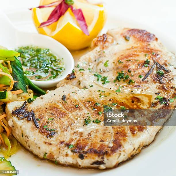 Sworfish Steak Vom Grill Mit Gedünstetem Gemüse Und Gewürze Stockfoto und mehr Bilder von Schwertfisch