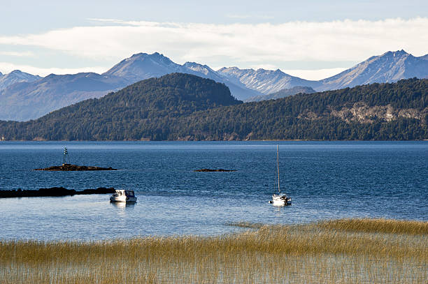 nahuel huapi, junto de bariloche, patagônia, argentina lago região - llao llao hotel imagens e fotografias de stock