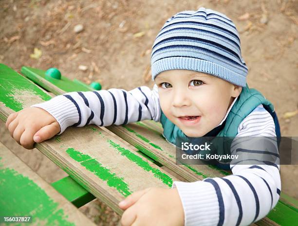 Kleiner Junge Spielt Auf Spielplatz Stockfoto und mehr Bilder von 2-3 Jahre - 2-3 Jahre, Braunes Haar, Ein Junge allein