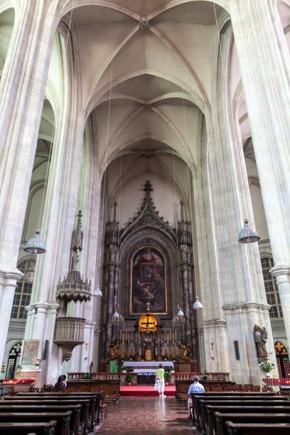 интерьер миноритенкирхе - altar church vienna gothic style стоковые фото и изображения
