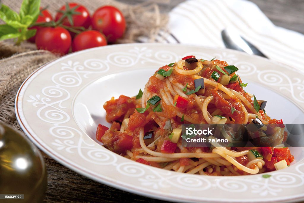 Spaghetti con sugo di pomodoro e verdura - Foto stock royalty-free di Alimentazione sana