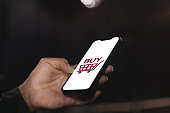 mann-der-smartphone-online-einkauft-einkaufswagensymbol-auf-bildschirm-handy-kaufzahlung-im.jpg?b=1&s=170x170&k=20&c=rcHRODIqWLzv361jD-visIV36yIhjGK1U4jTgzkLq94=